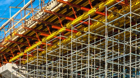 В отличие от стандартной схемы сборки, в которой формообразующие элементы опираются на головные шпиндели лесов, инженерное решение PERI предусматривает дополнительные балки подмостей. Это позволяет юстировать формообразующие элементы на монтажном горизонте без смещения или переборки несущих лесов.