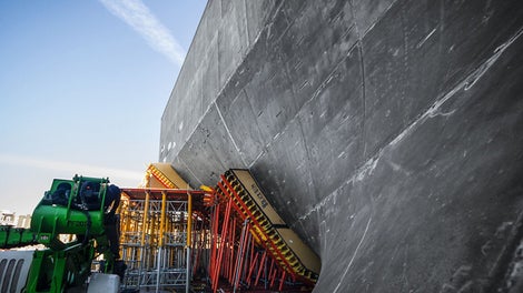 In order to cope with the complex geometry of the construction, PERI manufactured customised free-form formwork based on VARIO panels and VARIOKIT raised formwork units of variable depth and height.