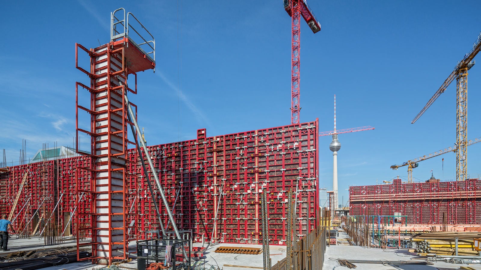 The MAXIMO Wall Formwork system and QUATTRO Column Formwork allowed fast and safe construction of the vertical reinforced concrete components.