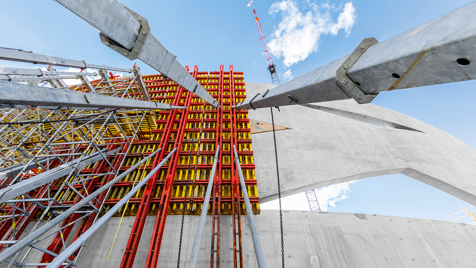 Die geschwungene Form mit den unterschiedlichen Aussparungen ließ nicht zu, unsere Schalungen wiederzuverwenden. Deshalb haben wir für jeden Abschnitt maßgeschneiderte Paneele angefertigt.