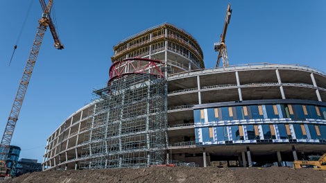 Přesahující ocelová konstrukce podepřená na výšku 20 m systémem lešení PERI UP Rosett.