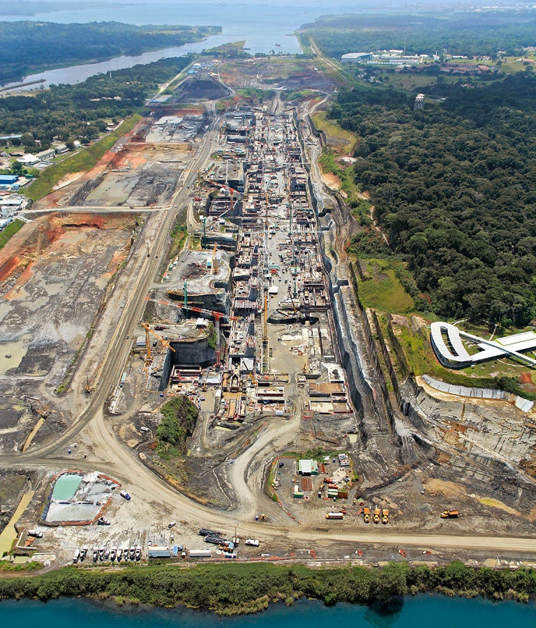 The Gatun lock facility on the Atlantic coast has three chambers positioned one after the other - each 403 m long and 55 m wide.