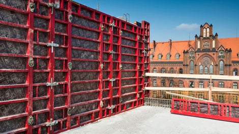 Regularny układ płyt deskowania dla ścian widokowych pokoi hotelowych