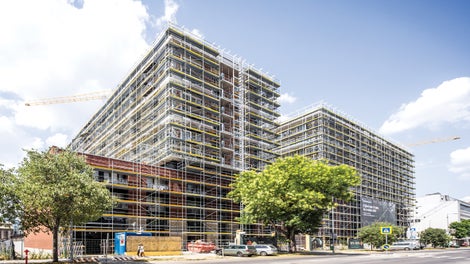 Con sus ventajas de sistema, el kit de andamio PERI UP contribuye de forma significativa a la construcción de una fachada responsable con el medio ambiente.<br/>(Foto: PERI SE)