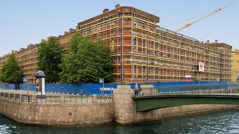 Система лесов PERI UP T 72/ T 104 гарантирует необычайно высокий уровень безопасности как в процессе монтажа, так и во время проведения фасадных работ. Кроме того, проект расстановки лесов учитывает все архитектурные особенности здания, а также его расположение.