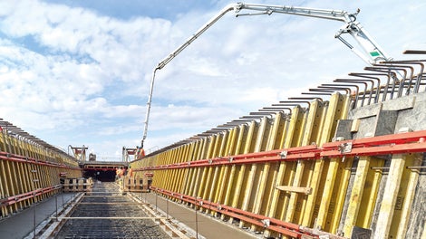 The concreting process for the three bridges using the VARIOKIT Formwork Solution was carried out in different numbers of concreting sections due to the different lengths and radii. 