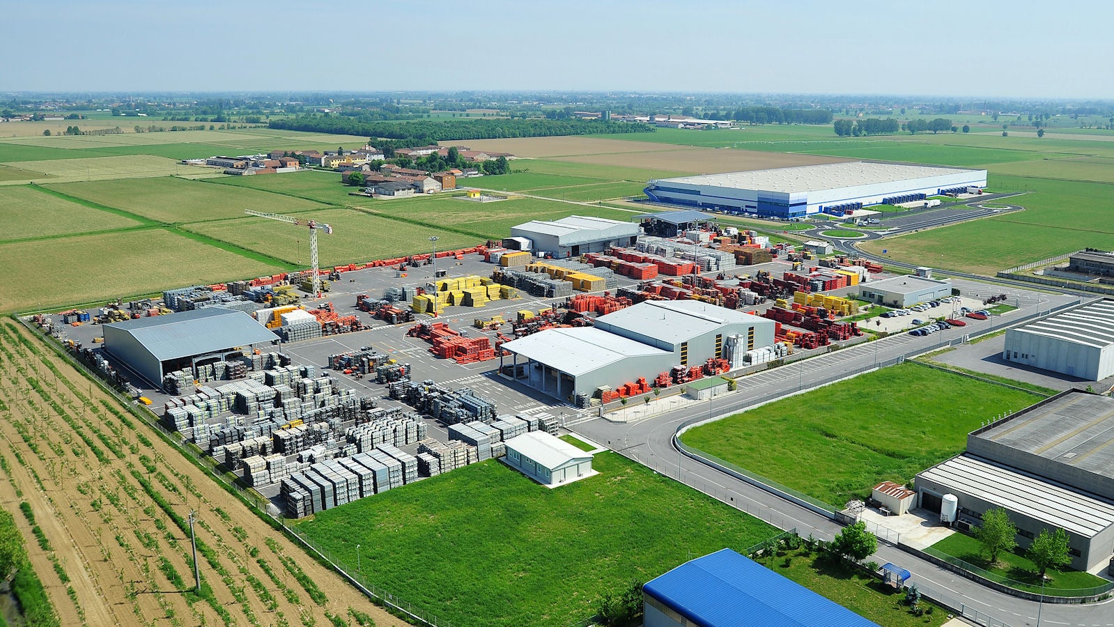 A Pozzaglio ed Uniti, in provincia di Cremona, sorge il polo logistico di PERI Italia su una superficie di 64.000 mq complessivi