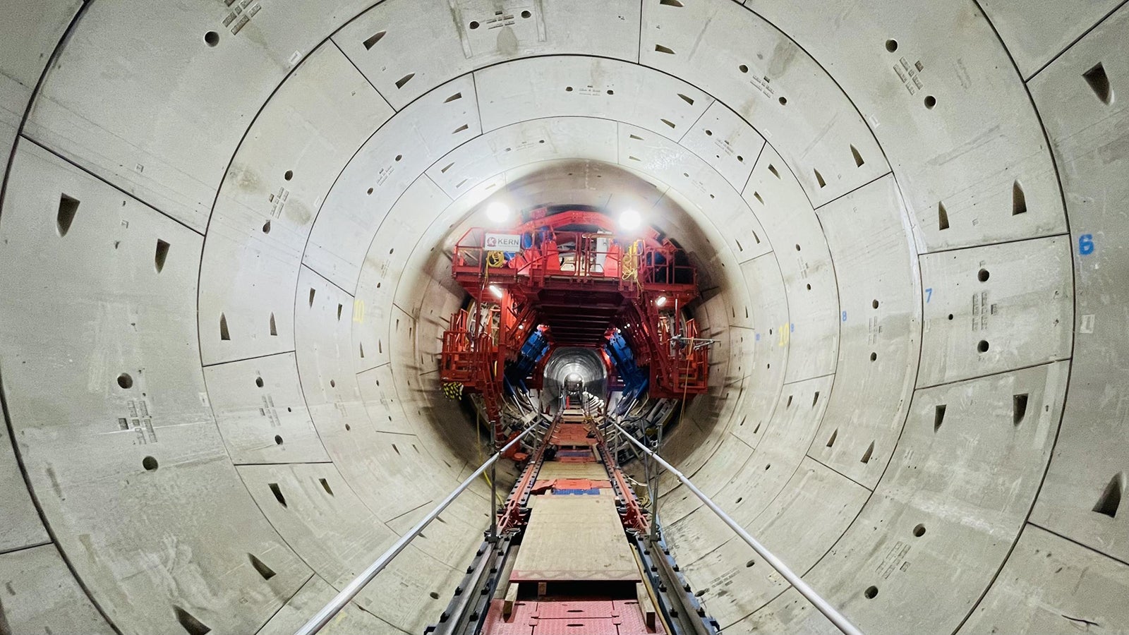 Der 7 km lange Westabschnitt des Thames Tideway Tunnels von Acton Storm Tanks in West London in Richtung Carnwath Road Riverside im Südwesten Londons wurde von KERN Tunneltechnik unterstützt. <br/>KERN Tunneltechnik hat für diese Arbeiten ein automatisiertes Tunnelschalungssystem mit Live-Datenauswertung und SPS-Steuerungen, bestehend aus 6 hydrostatischen Schalungen, entwickelt und geliefert. Die Vollrundschalung mit einem Durchmesser von 6.5 m wurde mit 2 Multifunktionsportalen verfahren und gesetzt. Das System wurde bei KTS komplett vormontiert und getestet.