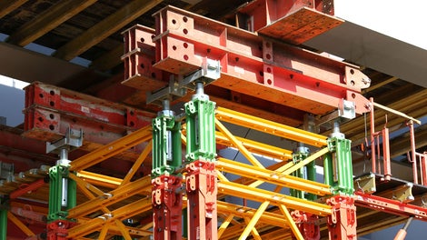 Wieże VST posiadają nośność 700 kN na pojedynczy słupek. Ruchome głowice można podnosić i opuszczać nawet pod pełnym obciążeniem. Zakres ruchu wynosi 28 cm.<br/>