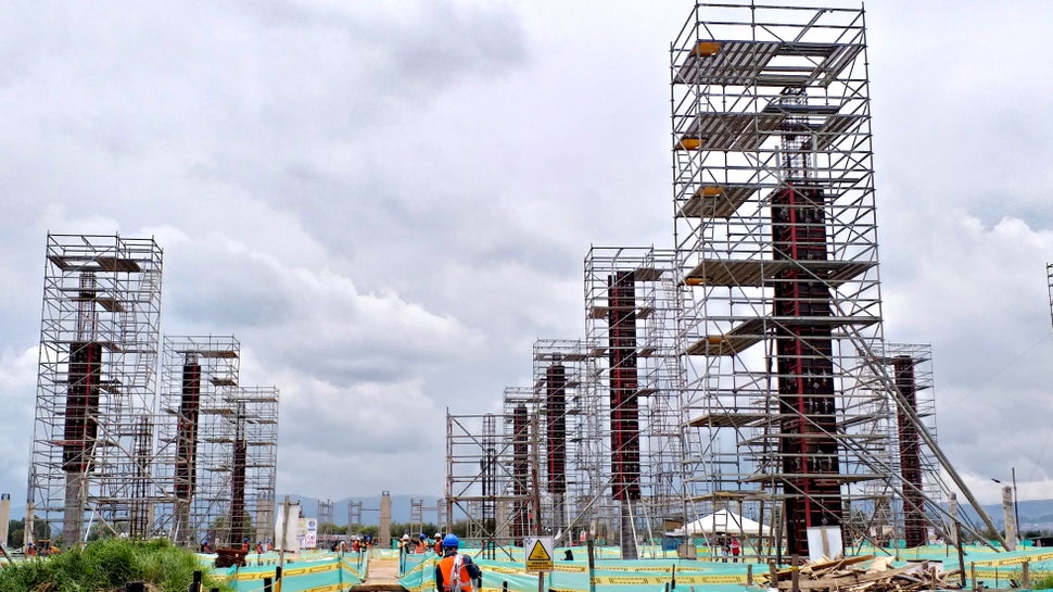 Sistema de plataformas de trabajo seguras a cualquier altura y acceso PERI UP FLEX en conjunto con el versátil sistema de encofrado LIWA en el vaciado de una columna a gran altura.