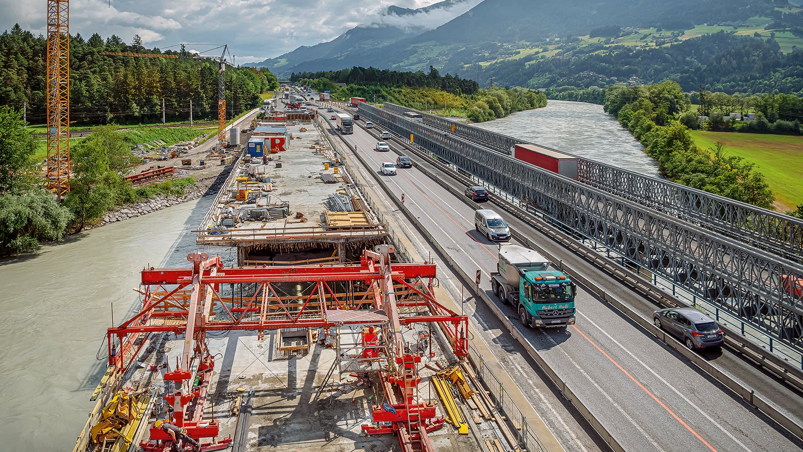 <br/>Terfener Innbrücke, care măsoară aproximativ 235 m lungime, este situat pe autostrada A12 din Inntal Valley,Tirol.