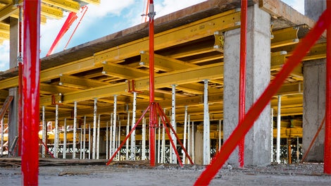 Опалубка перекрытий состояла из нескольких компонентов: лесов PERI UP ROSETT, двутавровой деревянной балки и фанеры.