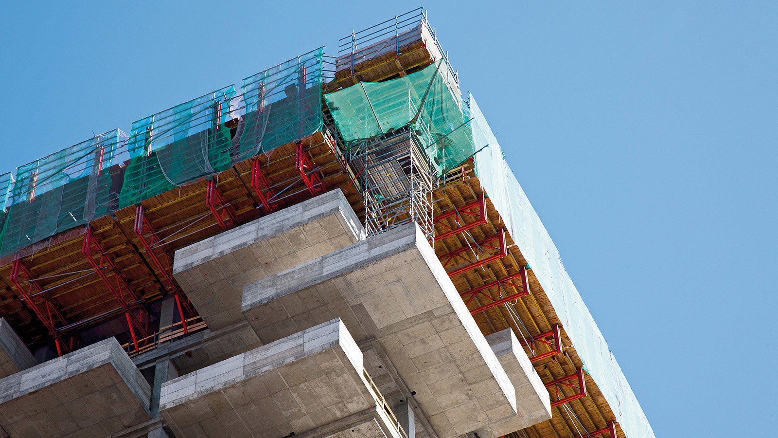 PERI´s Italian engineers combined rentable construction kit systems to create a project-specific customized formwork and scaffolding solution.