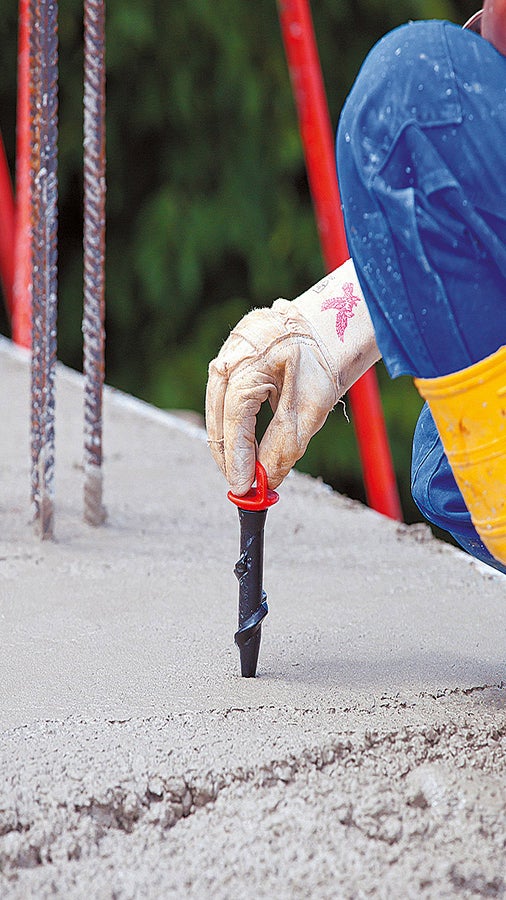 The Screw-On Sleeve M16/164 is inserted into the fresh concrete requiring only two turns of the sleeve and applying gentle pressure. The end cap is used here as a handhold and reliably protects the inner thread. The slab feet for the PROKIT side protection can be securely mounted by means of commercially available M16 bolts without any subsequent drilling.