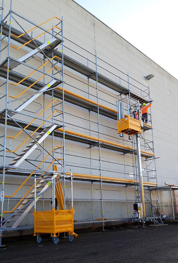Easy and efficient to load complete scaffold sections on the ground whilst unloading at top. The box set wheel option allows for easy horizontal movement of scaffold materials on the ground.