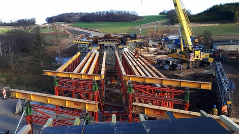 Skomplikowaniem tego zadania było usytuowanie dwóch przeszkód obok siebie w tym jednej o zmieniającej się rozpiętości dochodzącej do 22 m. Inżynierowie PERI wraz z Kadrą budowy przygotowali rozwiązanie gwarantujące osiągnięcie równomiernych ugięć deskowania i to wszystko przy 1-dniowym montażu kratownic i „bramki” nad drogą.