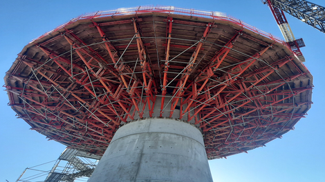 Château d’eau, à Benouville (14), dans la plaine de Caen : réalisation d’un château d’eau de <br/>800 m3 et de 39 m de haut, avec étaiement de tours MP et mise en place de fermes SB.<br/>(Photo : PERI France)<br/>