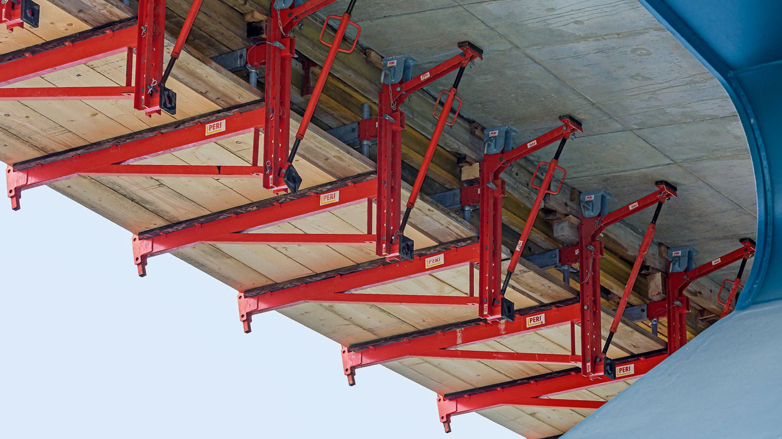 Pro betonáž říms mostovky představovaly římsové konzoly VARIOKIT VGK, zavěšené také na spodní straně, velmi hospodárné projektové řešení.