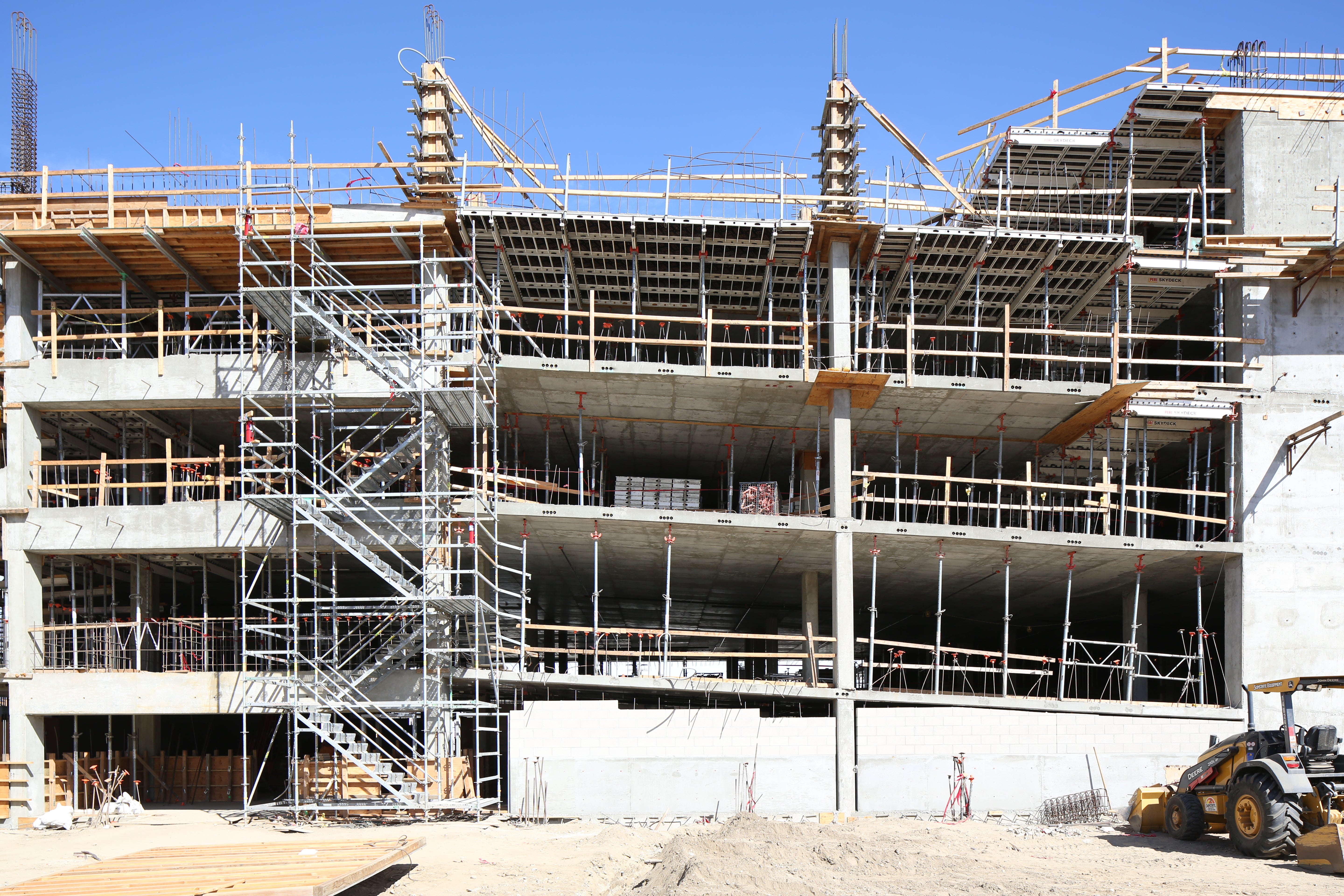 Providing internal parking was a key element in the creation of a pedestrian-oriented atmosphere for this high-density mixed-use apartment<br/>project in the center of San Diego.