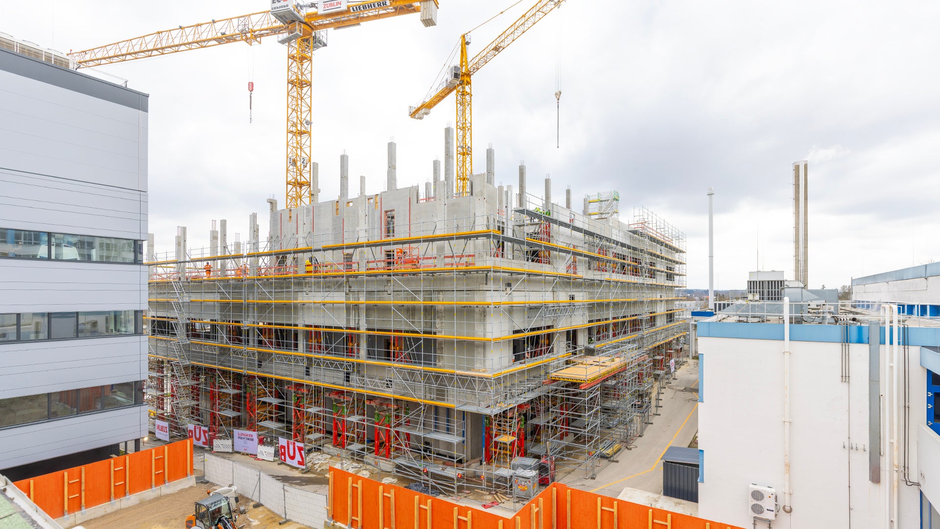 Nur wenige Monate nach Baubeginn war der Rohbau des Labor- und Produktionsgebäudes fertiggestellt. 