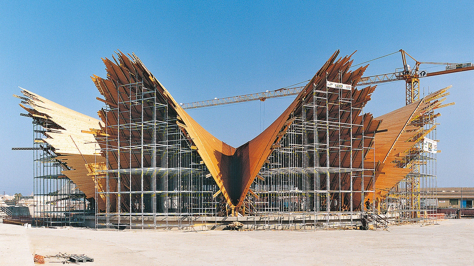 Com 77 t de materiais PERI UP Rosett, o projeto do edifício poderia ser realizado com precisão como uma estrutura de suporte espacial tridimensional.