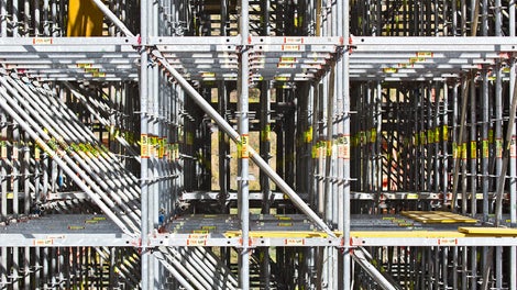 PERI UP Flex 盘扣式脚手架的单跨长度为150厘米，针对集中荷载，使用75厘米长的连接框架将其一份为二。