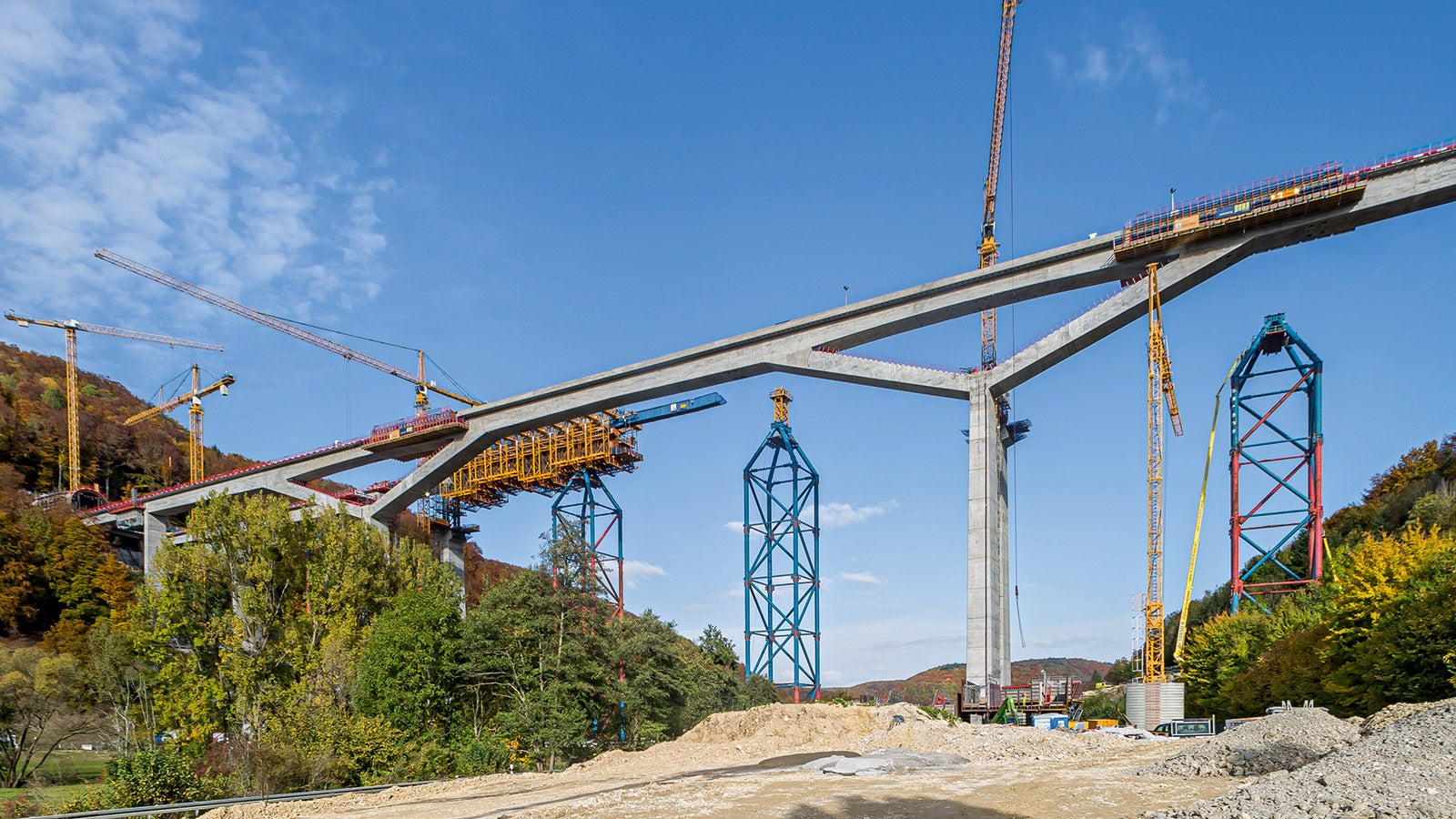 Die Herstellung der Gesimskappen an der Westbrücke erfolgte in 24-m-Abschnitten, hierbei kamen insgesamt vier VARIOKIT Gesimskappenwagen zum Einsatz.