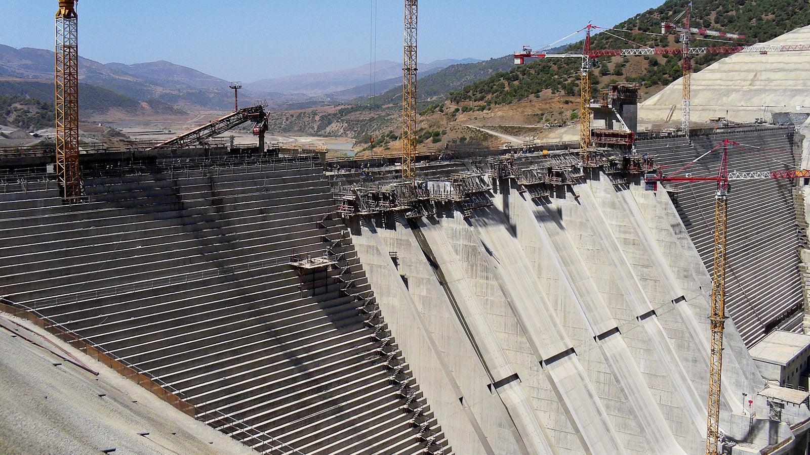 A placa inferior do canal de escoamento com inclinação de 57 ° e as paredes intermediárias foram construídas com alturas de ciclo de concretagem de 2,40 m.