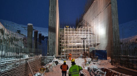 Väggar formas med stora element för att minimera antalet detaljer och tillbehör.