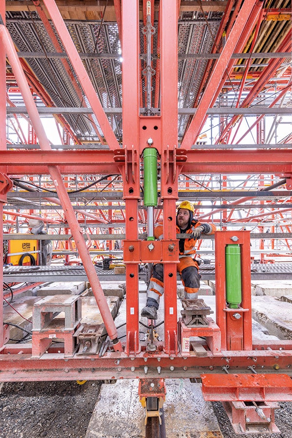 Pomocí integrované hydrauliky mohl být celý bednicí vůz pro odbednění a přemístění spuštěn o 2,20 m.<br/>(Foto: PERI SE)<br/>