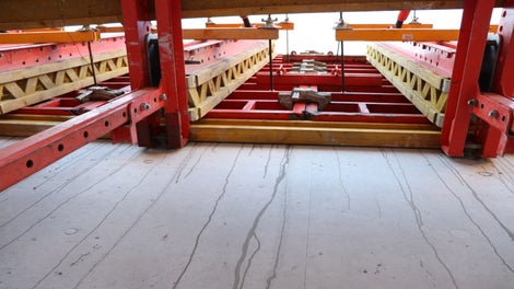 Стъпването и предаването на усилията от катеренето се осъществява с предварително бетонирани в стената закладни части