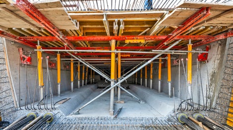 Deskowanie płyty górnej ustroju nośnego przy użyciu systemu VARIO i podpór MULTIPROP. Fot. Wojciech Dziedzic