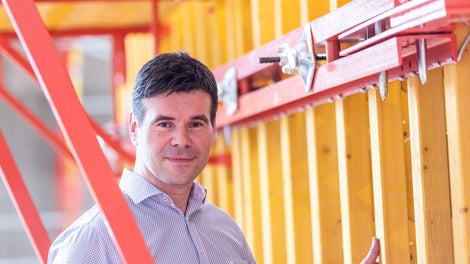 <br/>"大约五年的时间里，施工计划一直停滞不前。因为大家认为那个复杂双曲面结构根本无法用混凝土进行浇筑，简单来说，就是弯曲程度过大，技术无法实现。但我们和派利英国的同事们一起，成功地把看似不可能的事情做成了。当V&amp;A博物馆开幕时，连德国的电视台也在晚间新闻里报道了这项建筑技术的成就，这让我们非常自豪！"