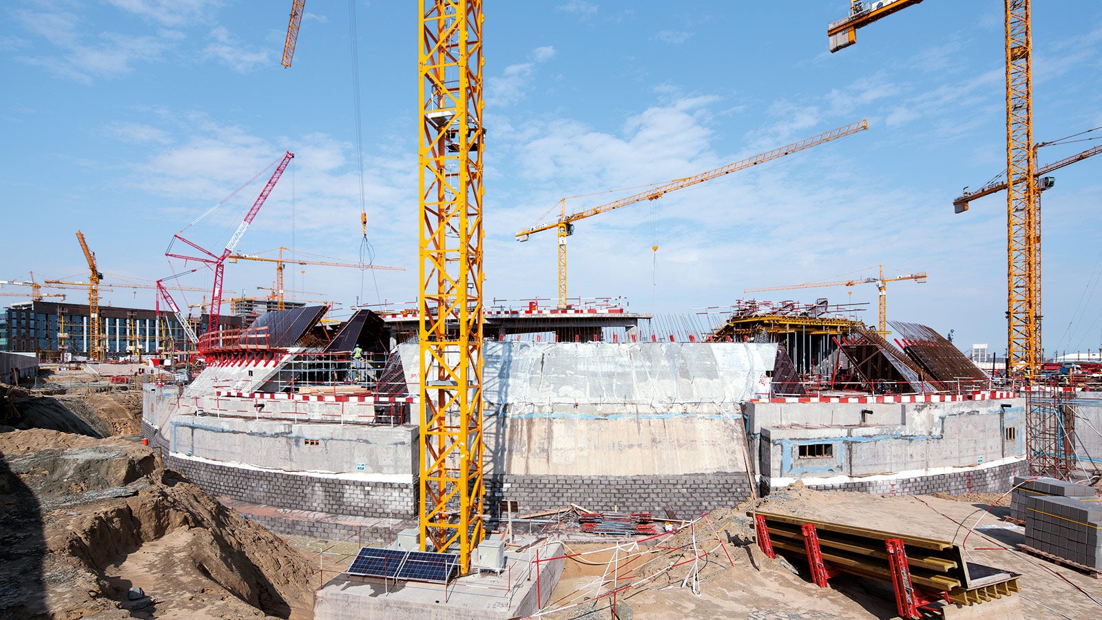 Pe măsură ce forma zidurilor curbate se repetă orizontal pe o înălțime de beton, a fost posibilă utilizarea mai multor elemente de cofrare speciale. Acest lucru a redus costurile de producție și, de asemenea, a economisit timp prețios de asamblare pe șantier.