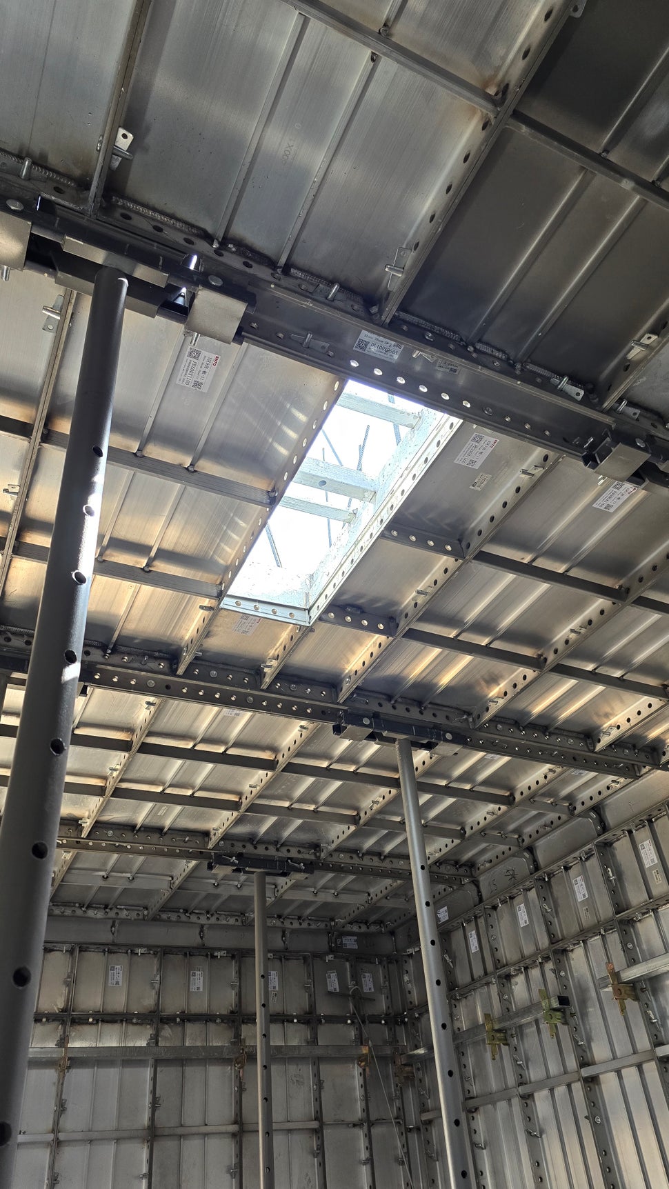 Con su innovador diseño de paneles y su sistema de tirantes planos redefine la velocidad y la simplicidaden la construcción.