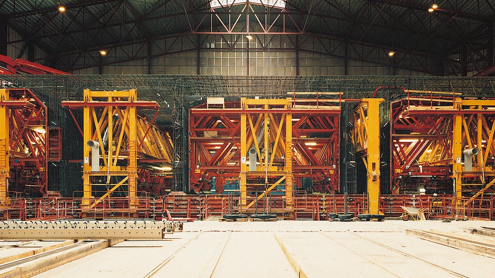 One of the two production lines with the formwork assemblies reaching a total weight of 1,150 t. Here the internal formwork has been retracted into the reinforcement cage.