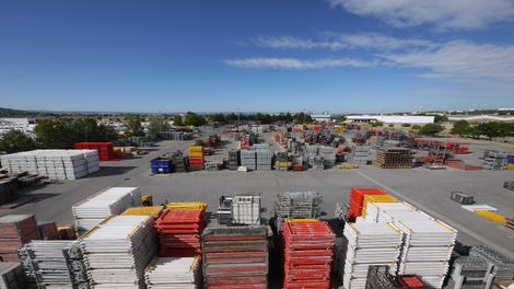 Le parc matériel PERI de Rognac, dans les Bouches-du-Rhône (13), centre de collecte des panneaux DUO et PERI Panel : il est possible d’y récupérer le matériel PERI loué ou vendu, mais également d’y rapporter les panneaux DUO usagés et ne servant plus.<br/>(Photo : PERI France)<br/>