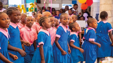 An outpouring of joy: More than 200 children from Kiberia celebrated new prospects for the future at the opening ceremony. (Photo: PERI SE)