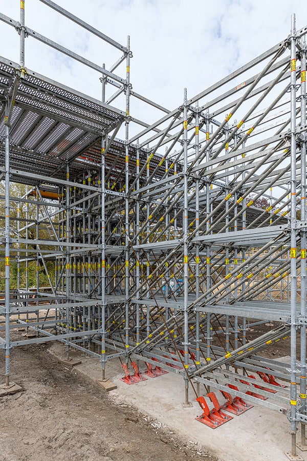 Vorteilhaft bei Planung und Ausführung ist das metrische Systemraster, das eine montage- und nutzerfreundliche Gerüstanpassung mit Standardbauteilen in 25-cm-Schritten ermöglicht.