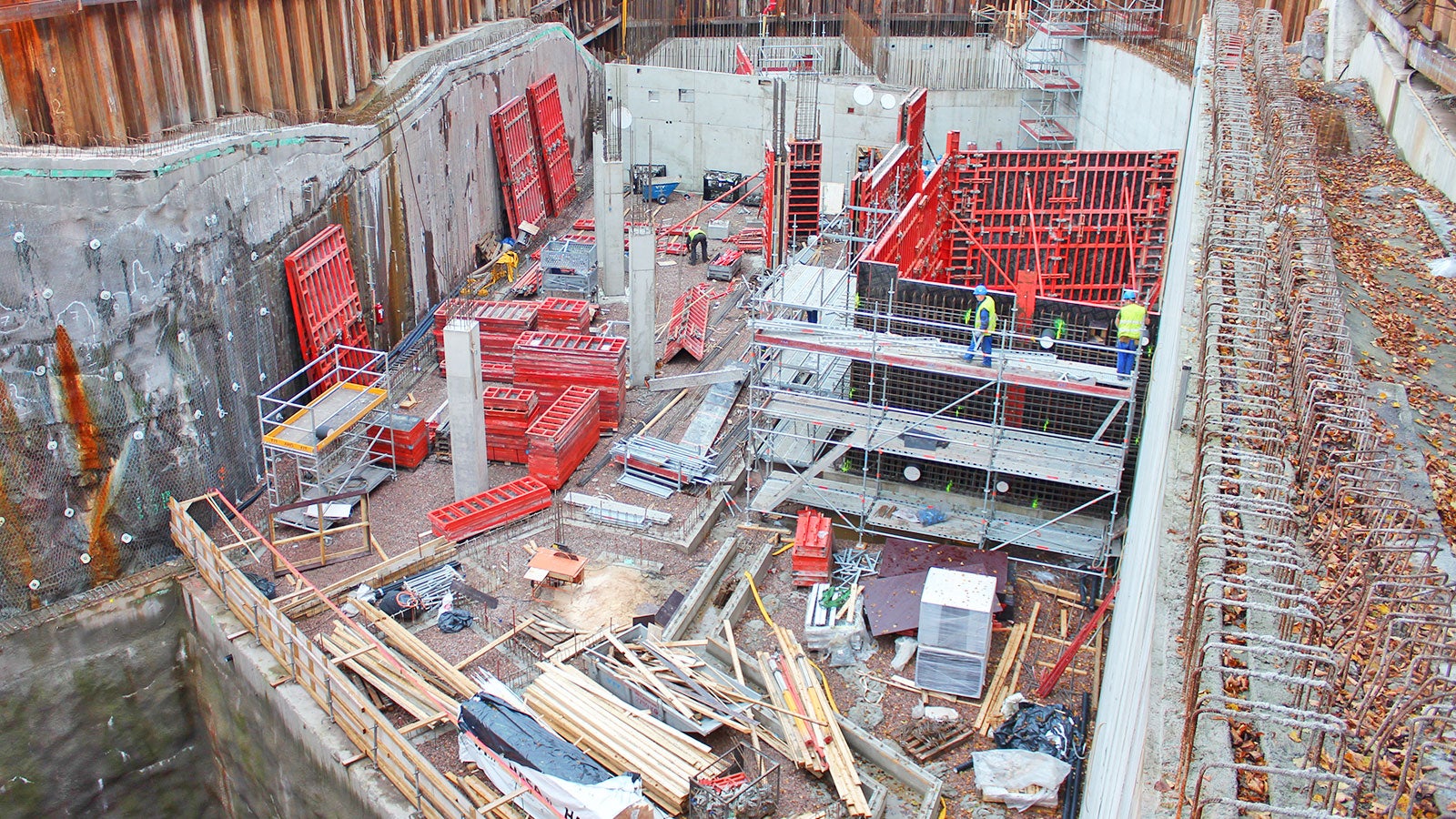 Syksyllä 2013 kuvattu rakennusvaihe metroaseman pääsisäänkäynnillä.<br/> 