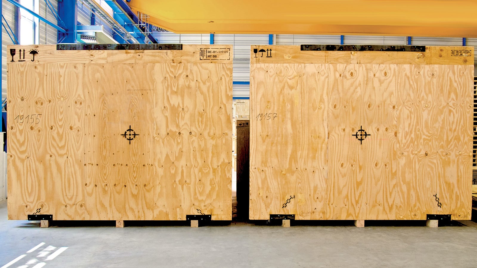 Plywood which is used as industrial packaging for valuable goods is characterized by its high strength and low weight.