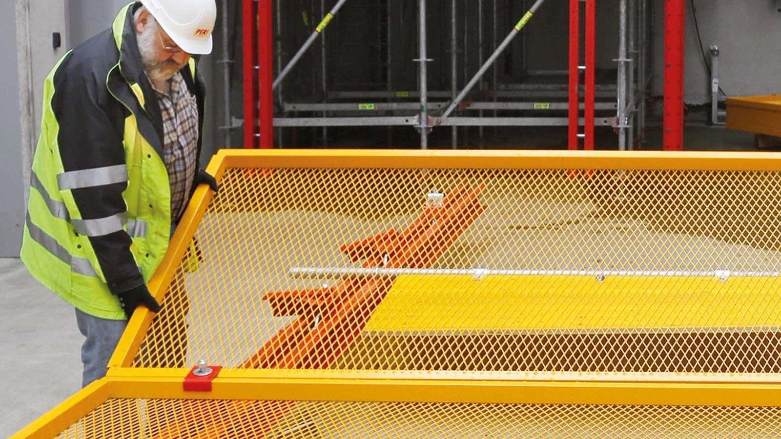 Aucune grue n'est nécessaire pour le montage de la protection légère grillagée. Les éléments sont déplacés manuellement.<br/>
