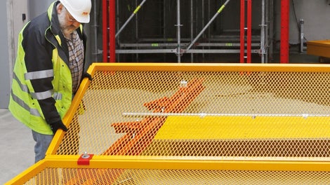 Aucune grue n'est nécessaire pour le montage de la protection légère grillagée. Les éléments sont déplacés manuellement.<br/>