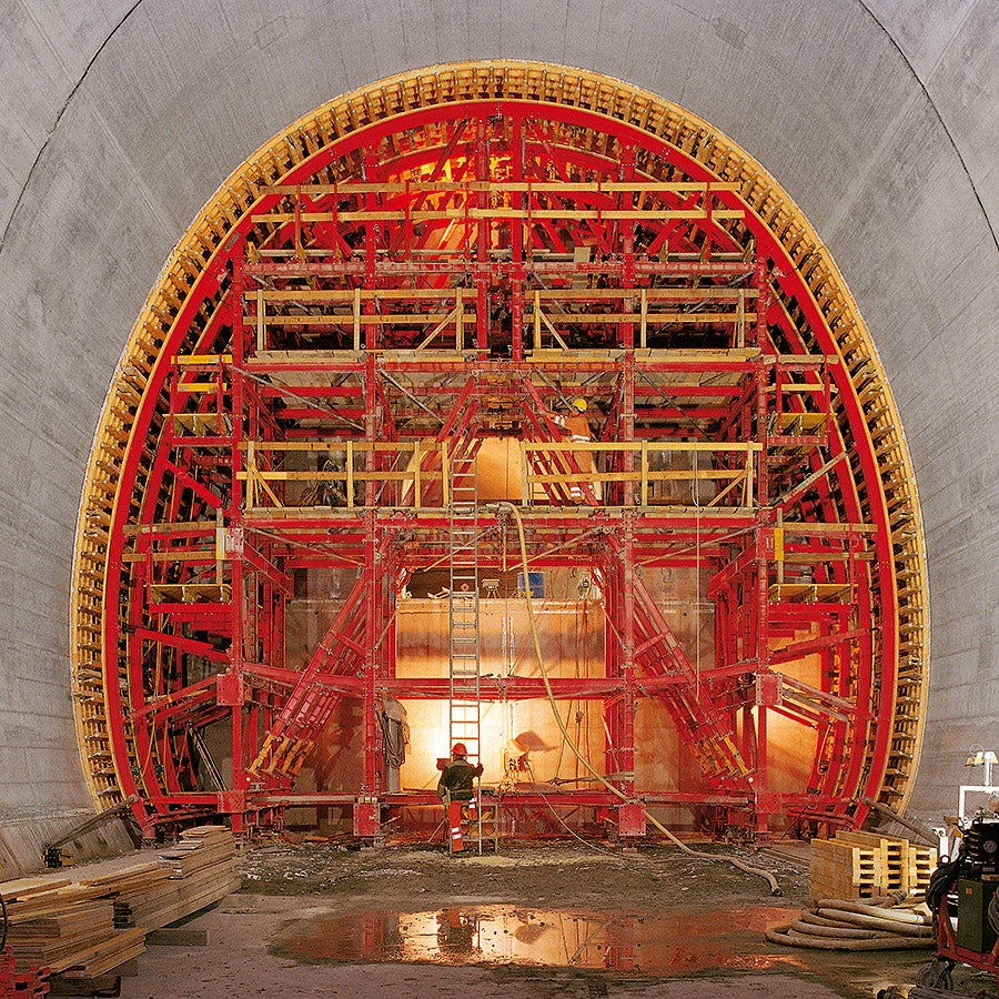 La structure d'étaiement et de transfert a été réalisée avec le système de filières pour tunnel PERI, qui s'adapte parfaitement à la section requise. L'unité de coffrage complète a pu être déplacée de section en section sur des rails à l'aide d'un appareil de traction fourni par le client. Pour des raisons économiques, le coffrage et le décoffrage ont été effectués mécaniquement.