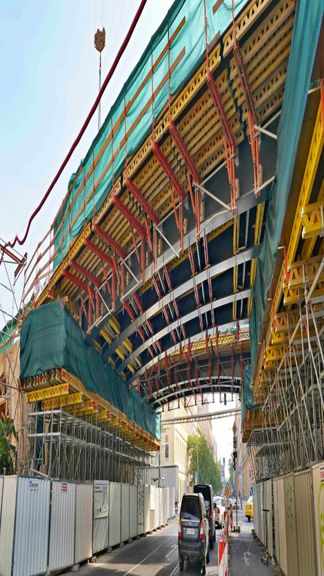 Rámový most ze systému lešení PERI UP Rosett a stavebnice pro inženýrské stavby VARIOKIT.