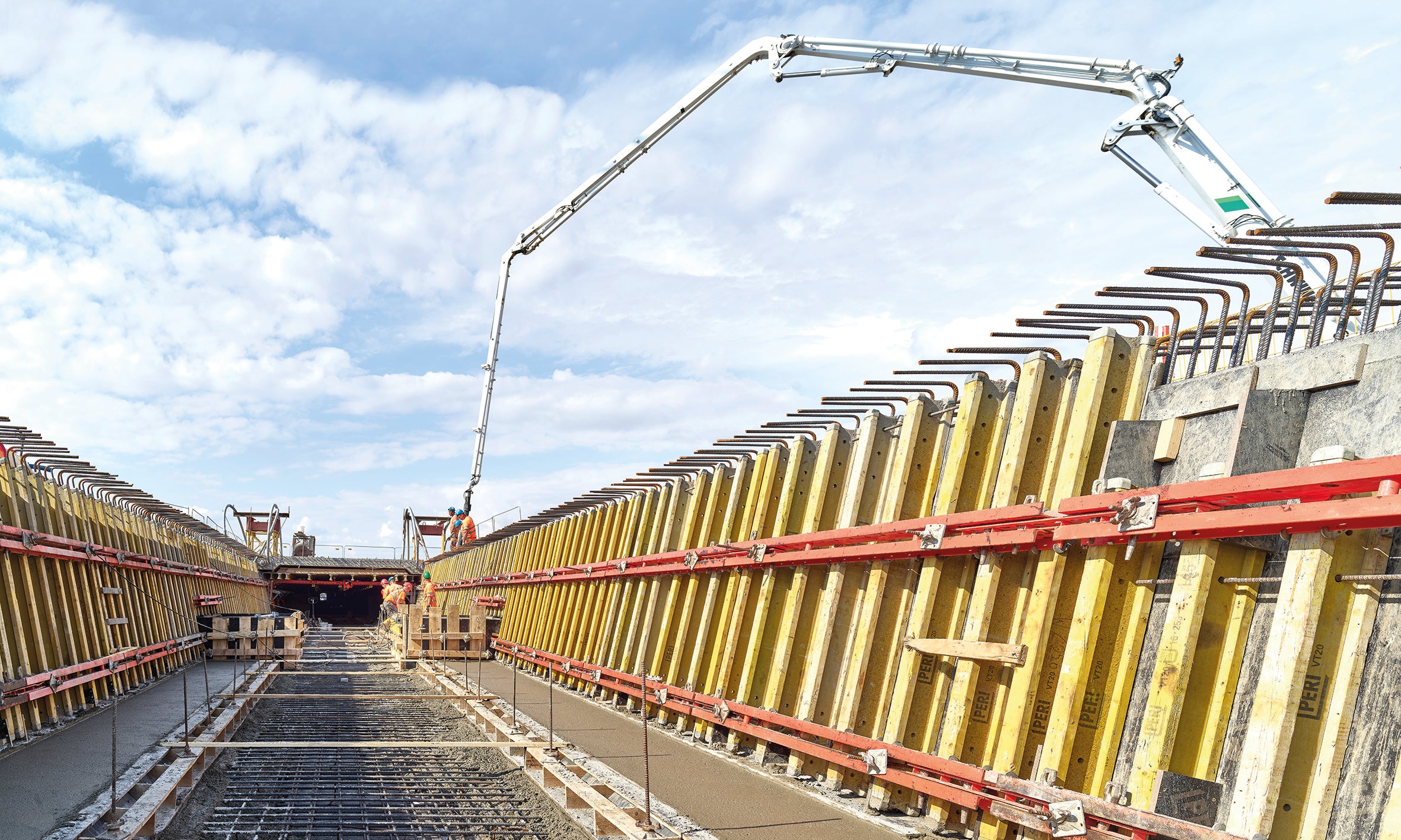 Grâce au système par poussage VARIOKIT VIL, amélioré en permanence, PERI offre une solution de coffrage pour la construction économique de coffrages extérieurs, intérieurs et de dalles pour les ponts en utilisant la méthode par poussage.
