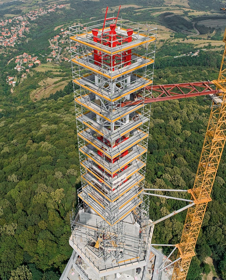 Bezbedno postavljanje antene na vrhu tornja pomoću PERI UP Rosett radne skele na visini od skoro 200 m.