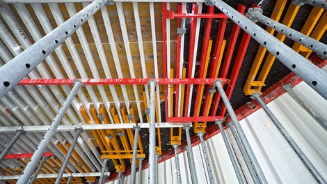 浇筑建筑中的楼板时，使用了经济、安全的GRIDFLEX框式楼板模板系统。