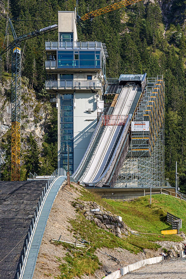 Neben der Modernisierung des Anlaufturmes mit neuen Stahlstegen und -stufen wurden auch die Aufsprunghänge und der Tribünenbereich der Schattenbergschanze saniert.
