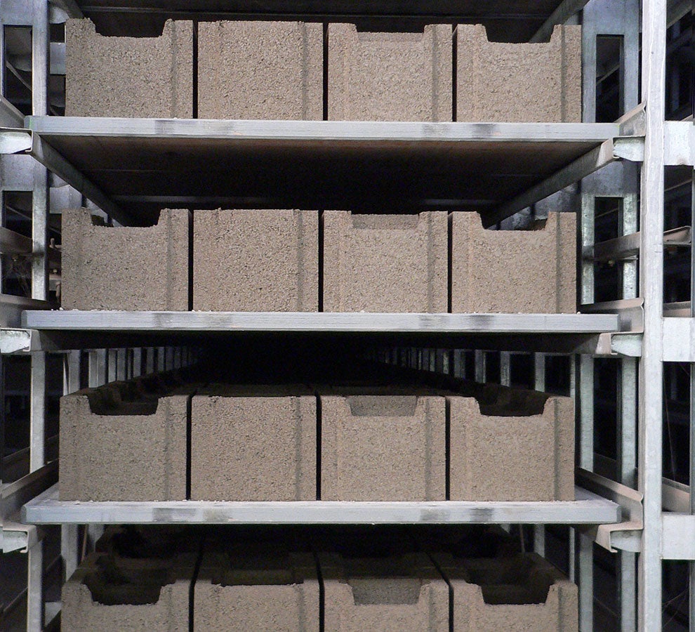 Konstante und reproduzierbare Qualität der Steinprodukte durch anhaltend hohe Biegesteifigkeit.